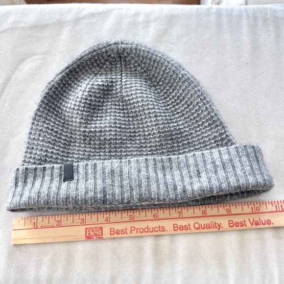 QOR 100% Cashmere Hat & Scarf Set in Light Heather Gray Waffle Knit - Picture 5 of 8